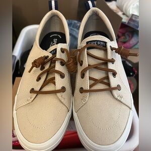 Sperry Crest Vibe Sneaker LIKE NEW
Vulcanized Sneaker - Flat Heel - Memory Foam